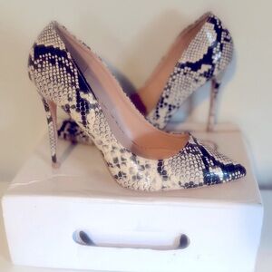 Elegant Collection Snake Print Pumps